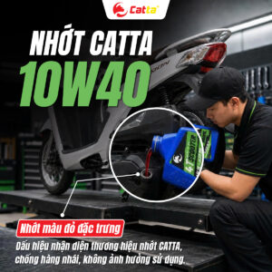 Kỹ thuật viên đang thay nhớt CATTA 10W40 cho xe Honda Vision